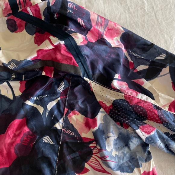 Lululemon misty miss jacket-size 4 windbreaker/rain shell - Picture 10 of 13